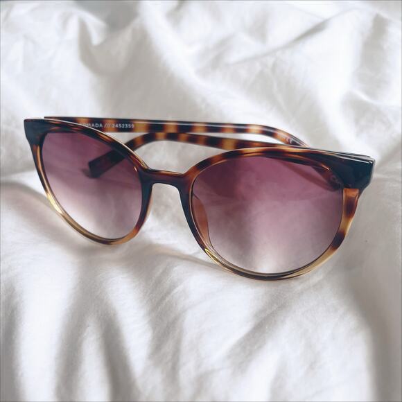 Le Specs Armada Tort Grad Round Sunglasses in Tortoiseshell - Picture 5 of 6